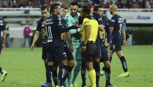 Jugadores de Pumas reclaman una acción al silbante