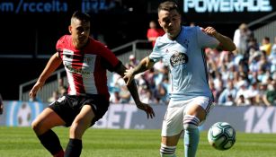 Iago Aspas lucha por el balón en duelo contra el Athletic