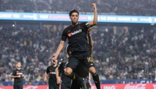 Carlos Vela festeja un tanto con LAFC