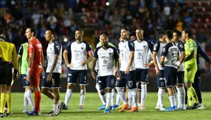 Jugadores de Rayados se lamenta tras derrota ante Gallos