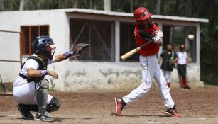 Sebastián León trata de conectar la pelota durante un encuentro