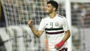 Raúl Jiménez festeja un gol con el Tri