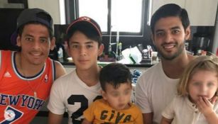 Alejandro, Christo y Carlos Vela posan para una fotografía