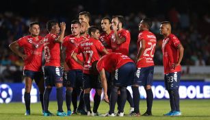 Jugadores de Veracruz se reúnen durante un partido