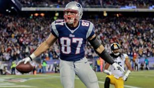 Rob Gronkowski celebra una anotación con Patriots 