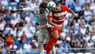 Sergio Ramos compite por balón aéreo