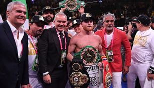 Canelo Álvarez posa con todos sus títulos mundiales 