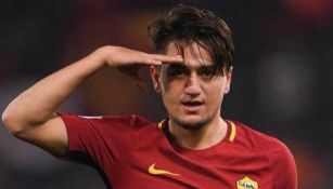 Cengiz Ünder celebrando una anotación con la Roma realizando un saludo militar