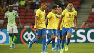 Jugadores de Brasil tras anotar el gol del empate vs Nigeria