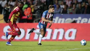 Isaac Brizuela durante un partido con Chivas