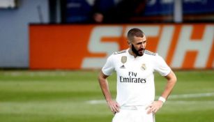 Benzema se lamenta en un juego del Real Madrid