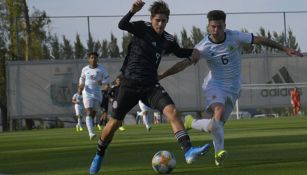 Acción en el Argentina vs México en la categoría sub 17