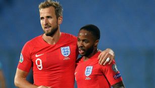 Harry Kane y Raheem Sterling festejan un gol