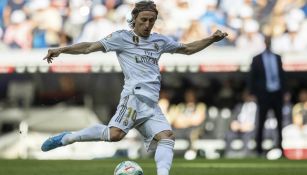 Luka Modric remata el balón durante un partido con el Real Madrid