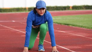 Saraí Villalba se prepara para una práctica en la pista