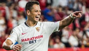 Javier Hernández celebra un gol con el Sevilla