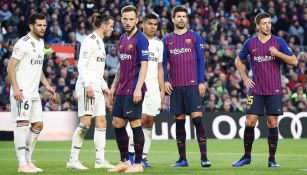 Jugadores del Barcelona y Real Madrid en el Clásico español