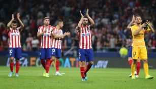 Jugadores del Atlético aplauden después de un juego