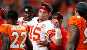 Patrick Mahomes deja el campo tras la lesión