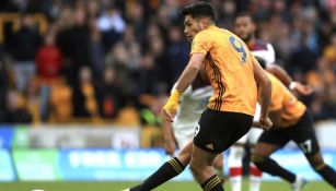 Raúl Jiménez cobrando un penal con Wolverhampton 