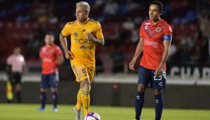 Eduardo Vargas y Leobardo López durante el partido