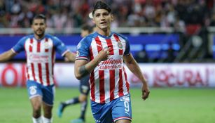 Alan Pulido durante un partido de Chivas