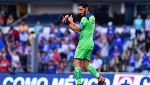 Jesús Corona en un partido con Cruz Azul