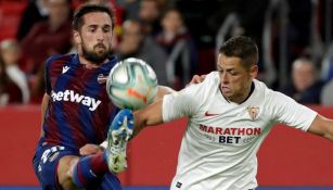 Chicharito disputa el balón en juego contra el Levante