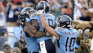 Jugadores de Titans festejan contra Chargers