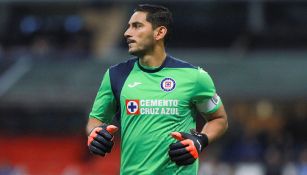 Jesús Corona en un partido con Cruz Azul