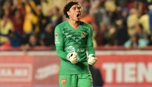 Guillermo Ochoa celebra un gol del América