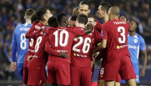 Jugadores de Liverpool celebran una anotación 