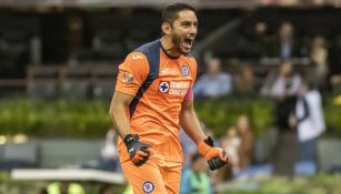 Jesús Corona celebra una anotación de Cruz Azul 