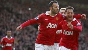 Giggs y Chicharito celebran una anotación en el Manchester United