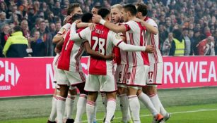 Jugadores del Ajax celebran un gol vs Feyenoord