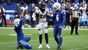 Adam Vinatieri celebrando el gol de campo que diera la victoria a los Colts