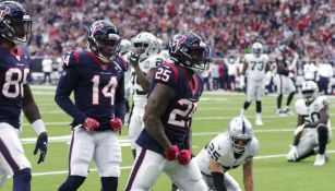 Jugadores de Houston celebran una acción contra Raiders