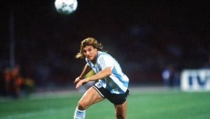 Claudio Caniggia lucha por la redonda en duelo con Argentina