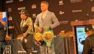 Canelo Álvarez posa para las cámaras en Las Vegas