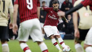 Suso cobrando un tiro libre con Milan