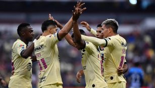 Jugadores de América festejan un gol