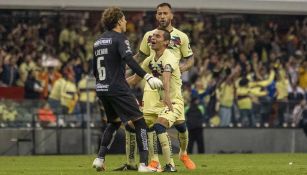 Ochoa, Aguilera y Aguilar celebran una jugada