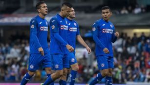 Jugadores de Cruz Azul caminan en la cancha del Estadio Azteca