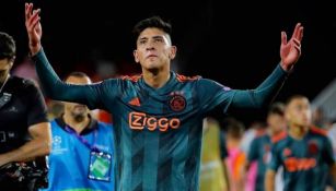 Edson Álvarez durante un partido del Ajax