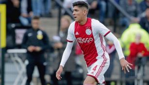 Edson Álvarez durante un partido del Ajax