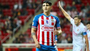 Alan Pulido en acción con Chivas