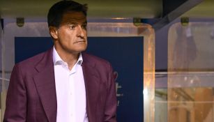 Míchel González observa el duelo de Pumas 