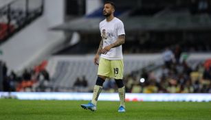 Emanuel Aguilera calienta antes del partido ante Santos