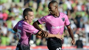 Diego Rolán festejando un gol