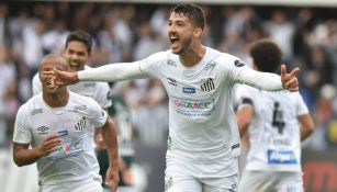 Gustavo Henrique en un partido con Santos FC